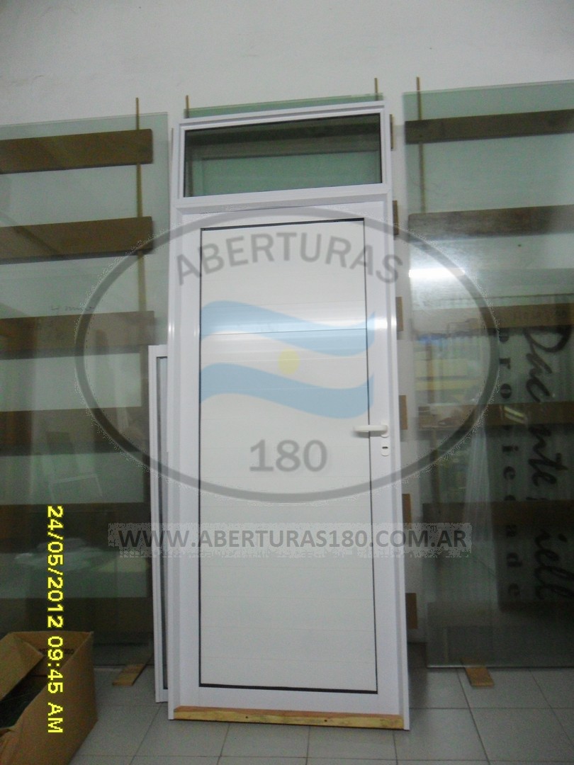 Puerta de aluminio 0.90 x 2.40 con vidrio fijo parte superior.