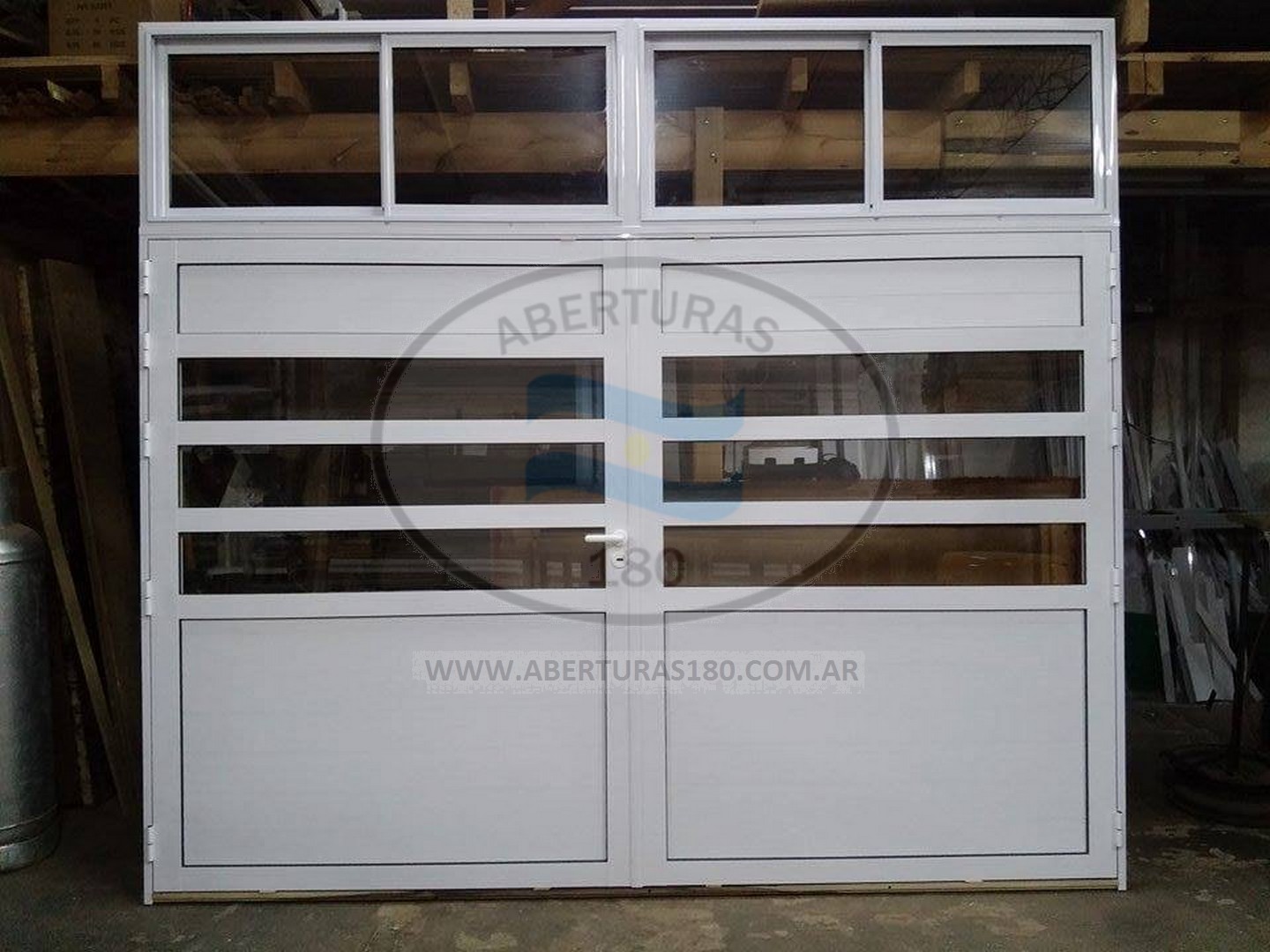 Portn aluminio de 36 3.00 x 2.60 en 2 Hojas. 
Parte superior con ventanas corredizas.