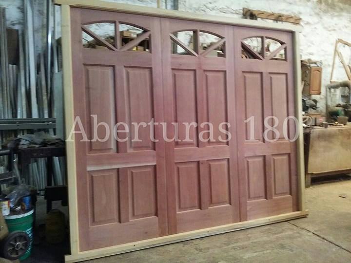 Porton 2.40 X 2.00, marco en madera dura, hojas de cedro.
