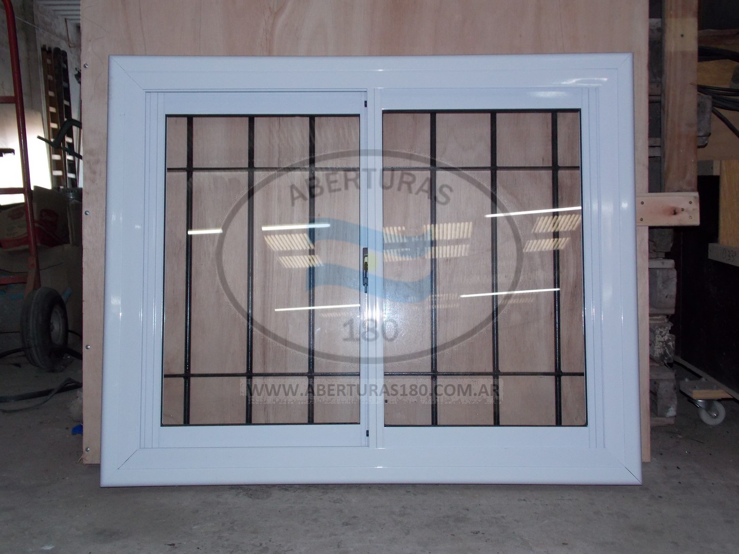 Ventana linea herrero c/ rejas y contramarco.