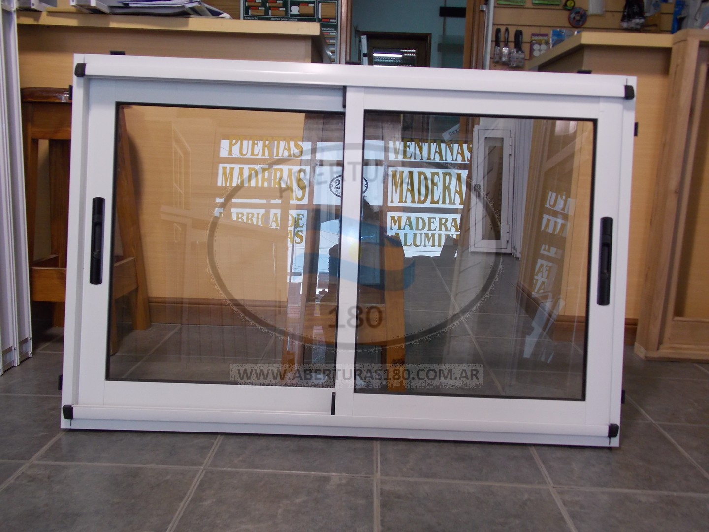 Ventana en modena 1.20 x 0.80 con vidrio 4 MM.