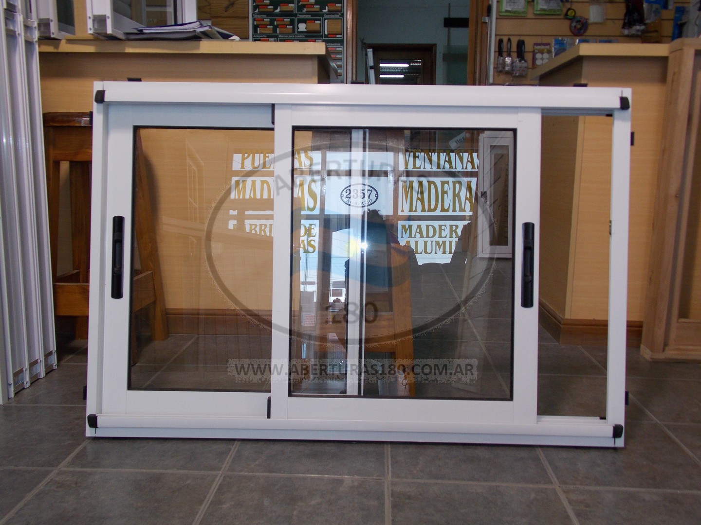 Ventana en modena 1.20 x 0.80 con vidrio 4 MM.