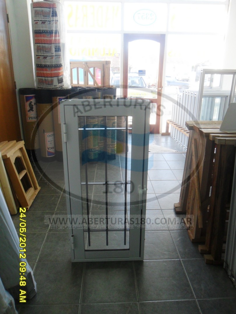 Ventana de aluminio de abrir 0.50 x 1.00 con rejas.