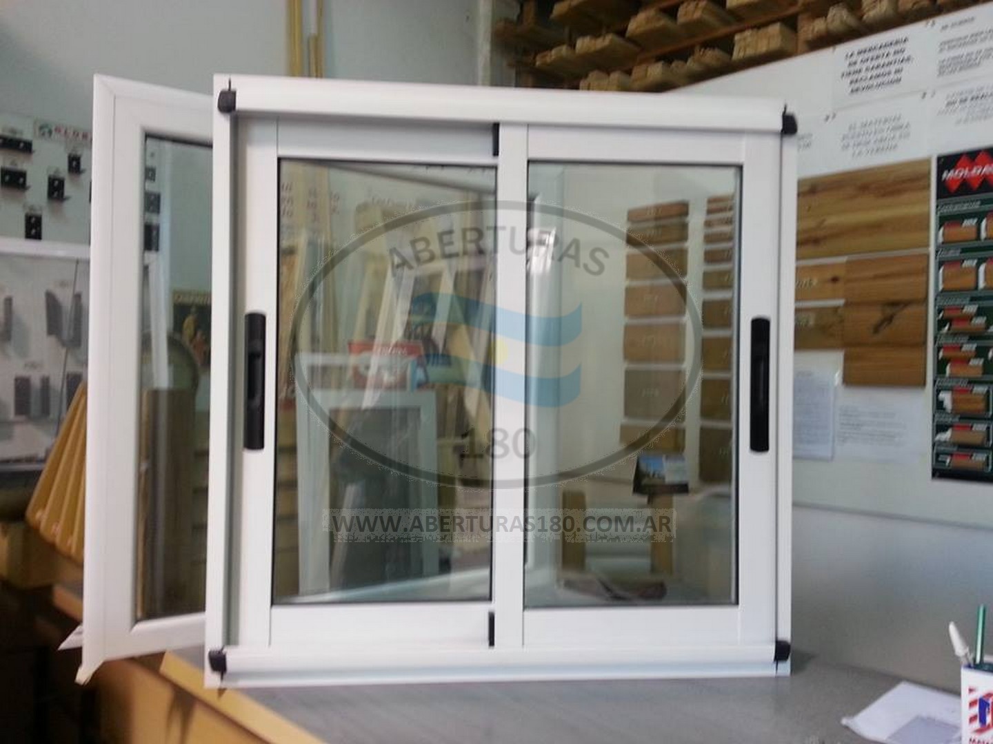 Ventana en Modena de 0.80 x 0.80 con vidrio DVH (4+9+4).